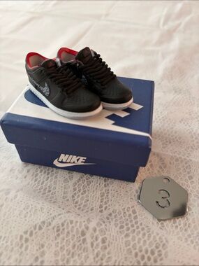 3, One Pair Nike Logo Air Jordan1 BLK and White Mini Sneakers for Labubu Doll